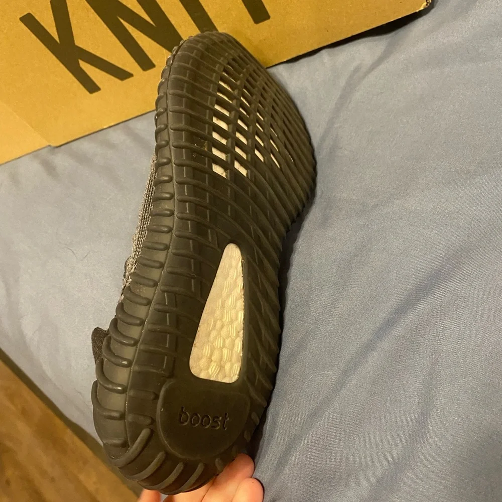 Adidas Yeezy boost 350 v2’s size 6 1/2